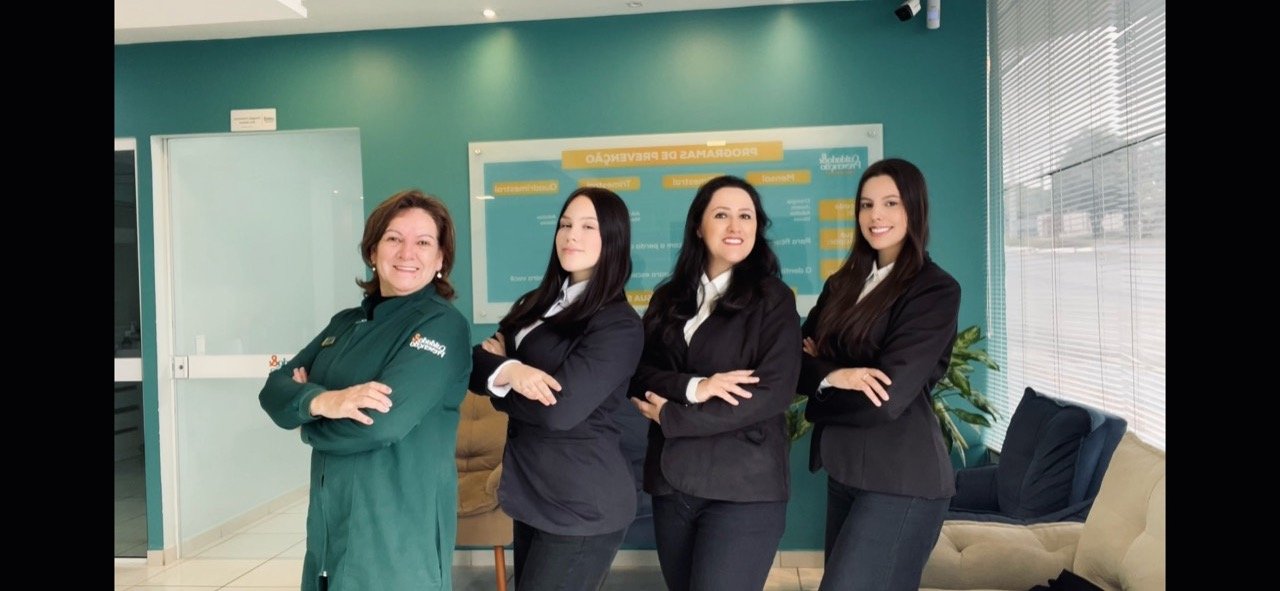 Equipe da Cuidado & Prevenção reunida na clínica
